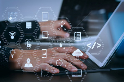 軟件開發(fā)者的編碼工作與強化的現(xiàn)實儀表板計算機圖標有關這些包括機敏的系統(tǒng)開發(fā)代碼叉和網絡安全反應的版本商人手與筆記本電腦一起工作